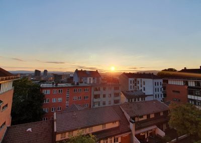 Sommerlig vidvinkel-utsikt fra balkong i 4.etg